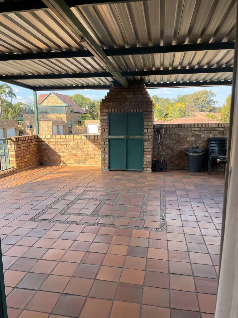 3 Bedroom Property for Sale in Die Hoewes Gauteng
