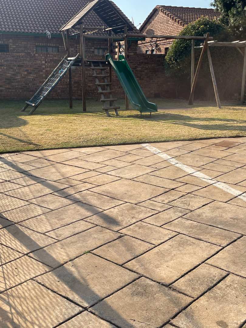 3 Bedroom Property for Sale in Die Hoewes Gauteng