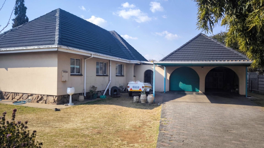 To Let 4 Bedroom Property for Rent in Brackenhurst Gauteng