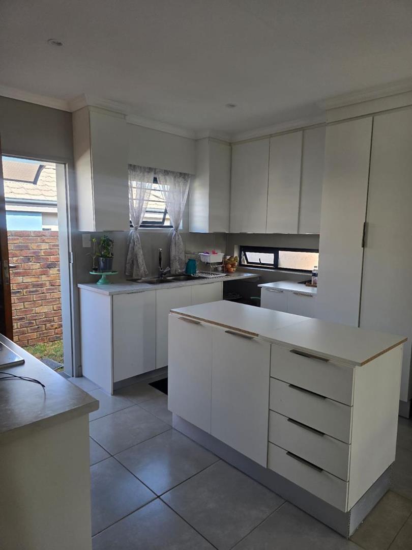 To Let 3 Bedroom Property for Rent in Lion Pride Gauteng