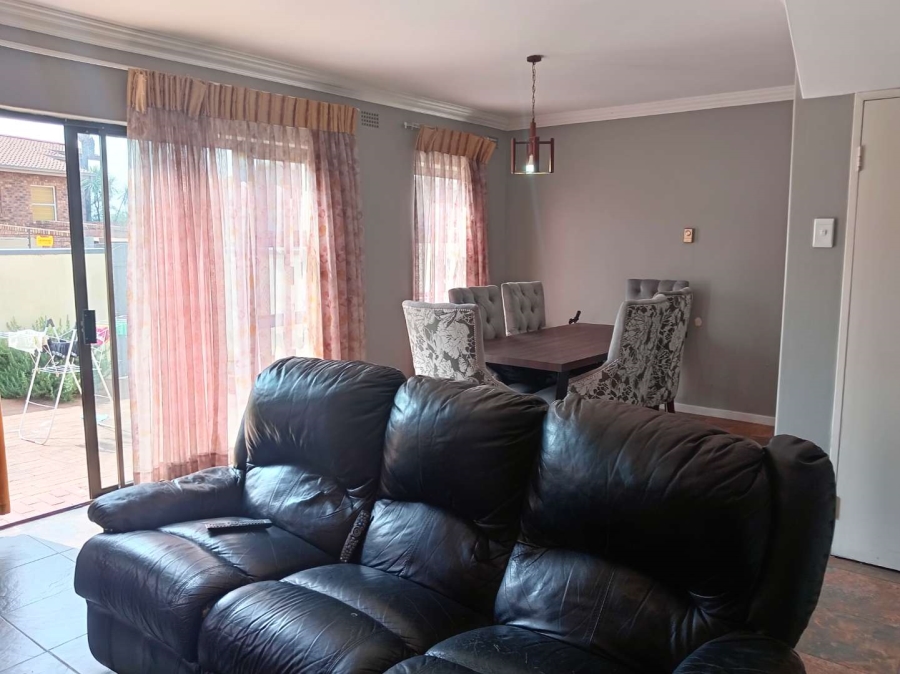 To Let 3 Bedroom Property for Rent in Corlett Gardens Gauteng