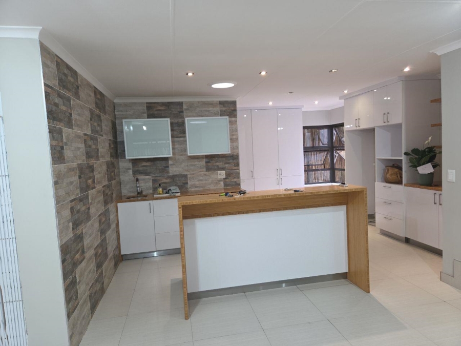 To Let 3 Bedroom Property for Rent in Wilro Park Gauteng