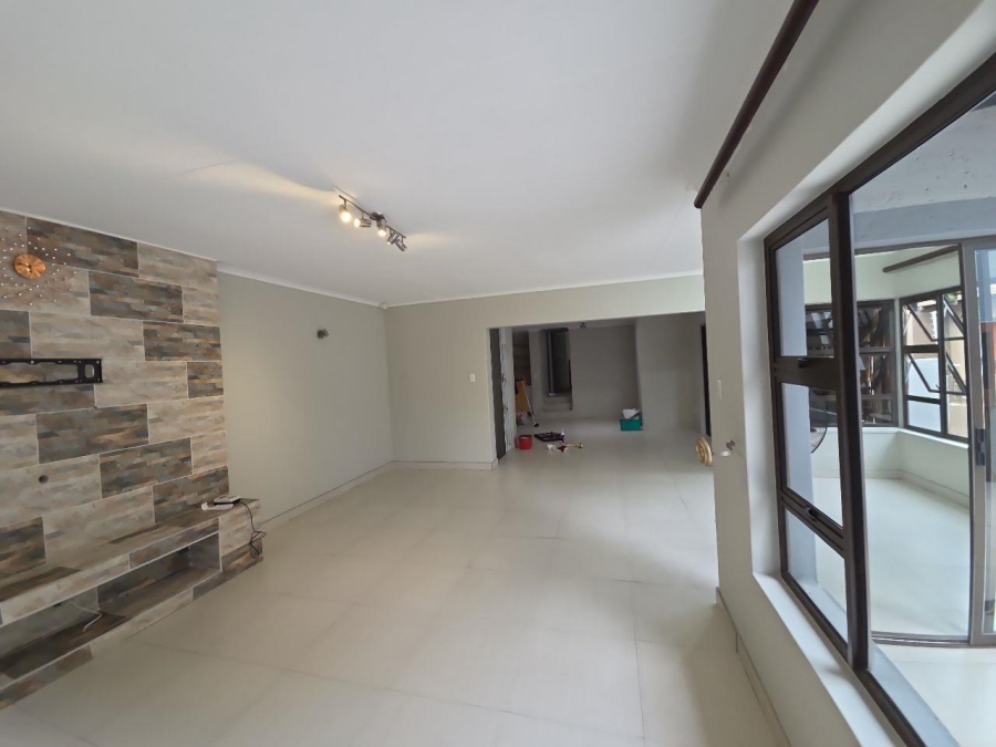 To Let 3 Bedroom Property for Rent in Wilro Park Gauteng