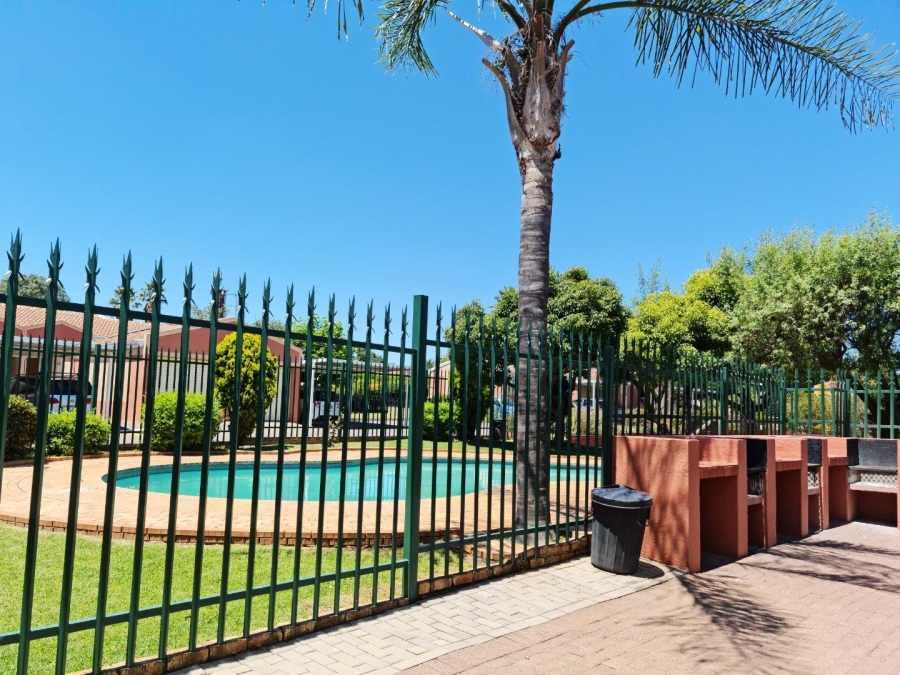 2 Bedroom Property for Sale in Farrarmere Gauteng