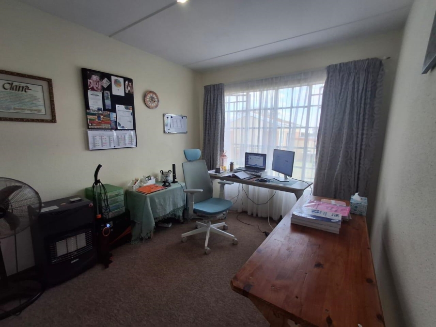 2 Bedroom Property for Sale in Farrarmere Gauteng