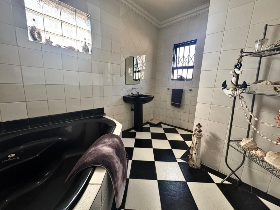 4 Bedroom Property for Sale in General Albertspark Gauteng