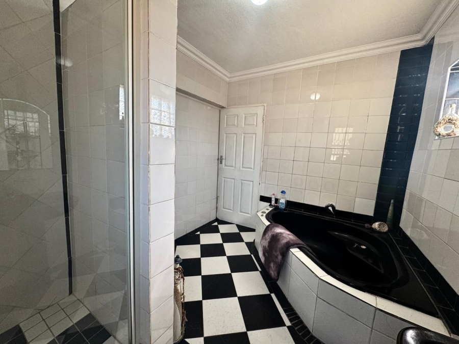 4 Bedroom Property for Sale in General Albertspark Gauteng