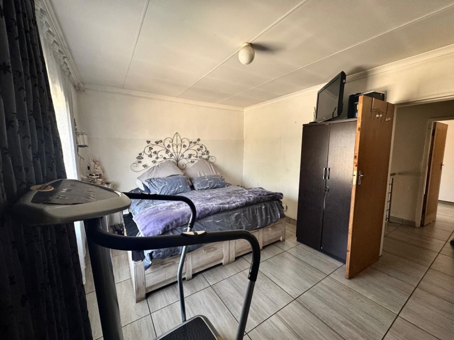 4 Bedroom Property for Sale in General Albertspark Gauteng