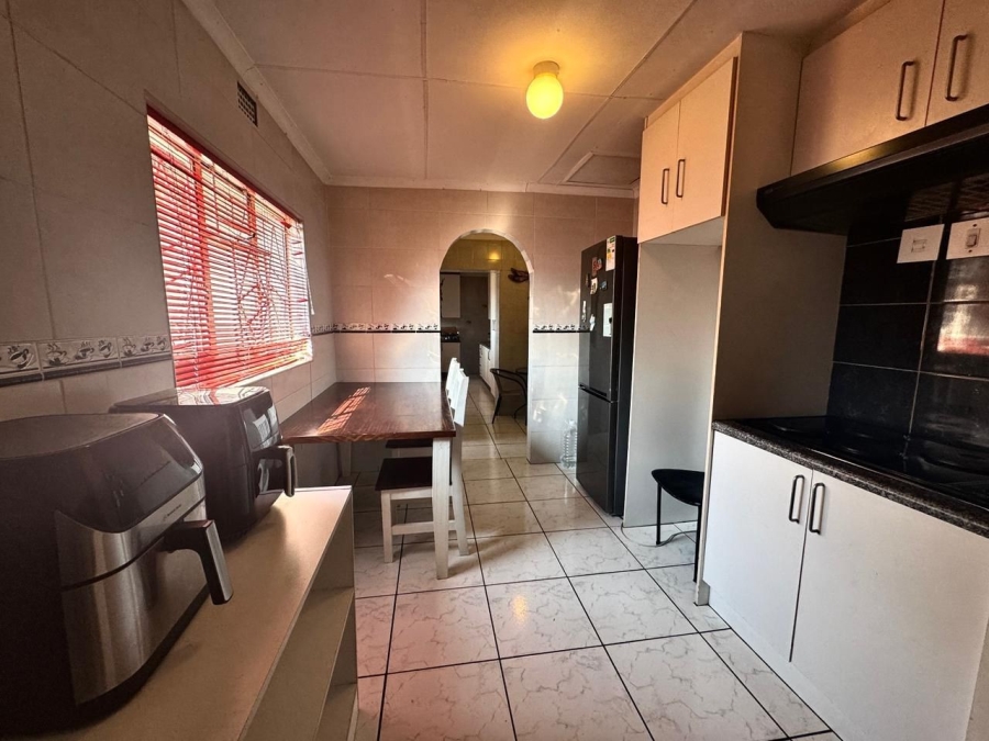 4 Bedroom Property for Sale in General Albertspark Gauteng