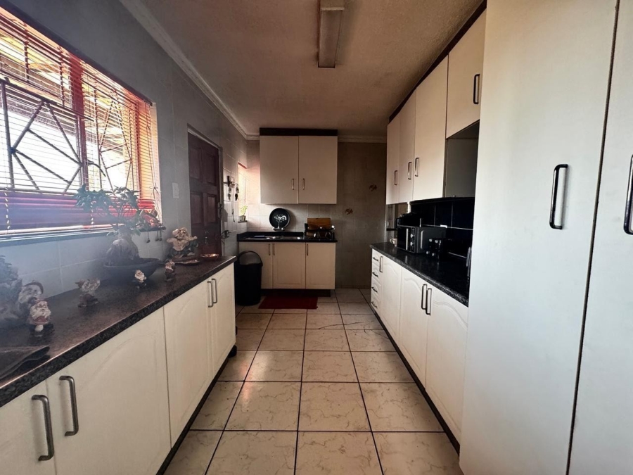 4 Bedroom Property for Sale in General Albertspark Gauteng