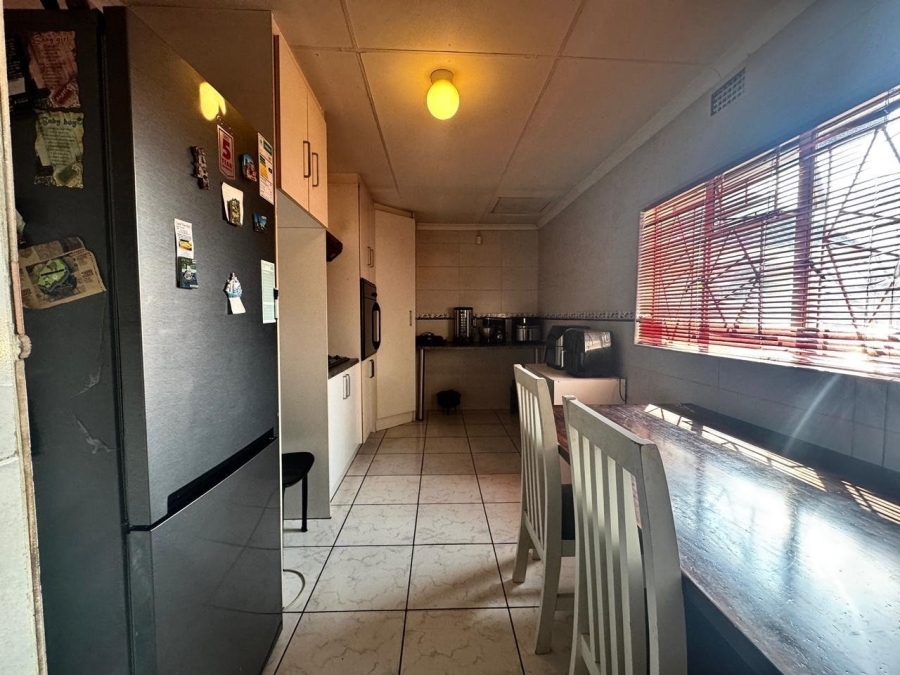 4 Bedroom Property for Sale in General Albertspark Gauteng