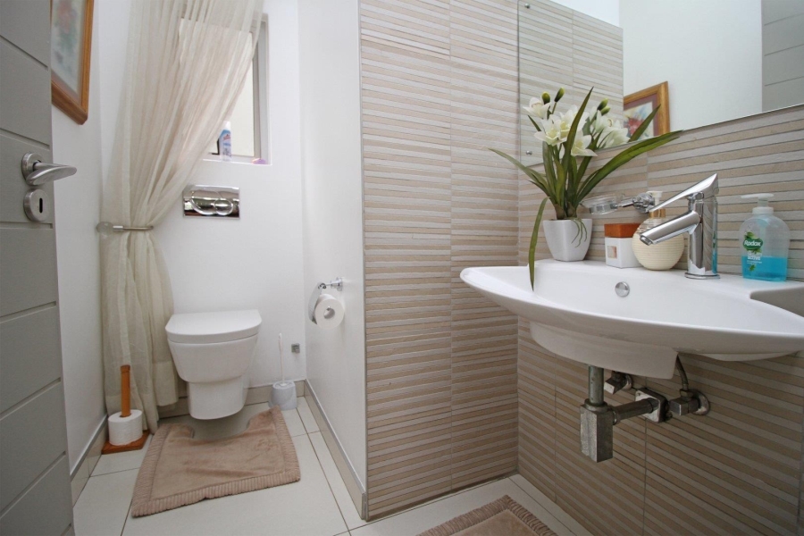 5 Bedroom Property for Sale in Featherbrooke Estate Gauteng