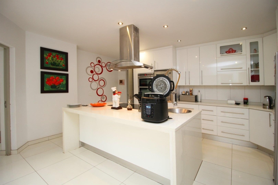 5 Bedroom Property for Sale in Featherbrooke Estate Gauteng