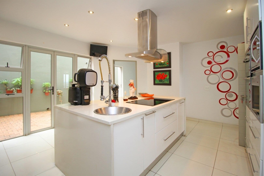 5 Bedroom Property for Sale in Featherbrooke Estate Gauteng