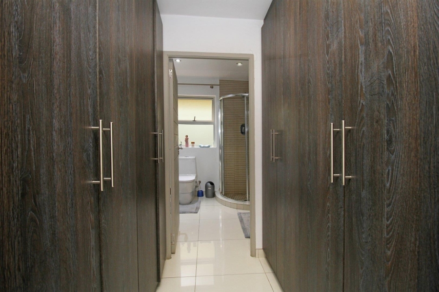 5 Bedroom Property for Sale in Featherbrooke Estate Gauteng