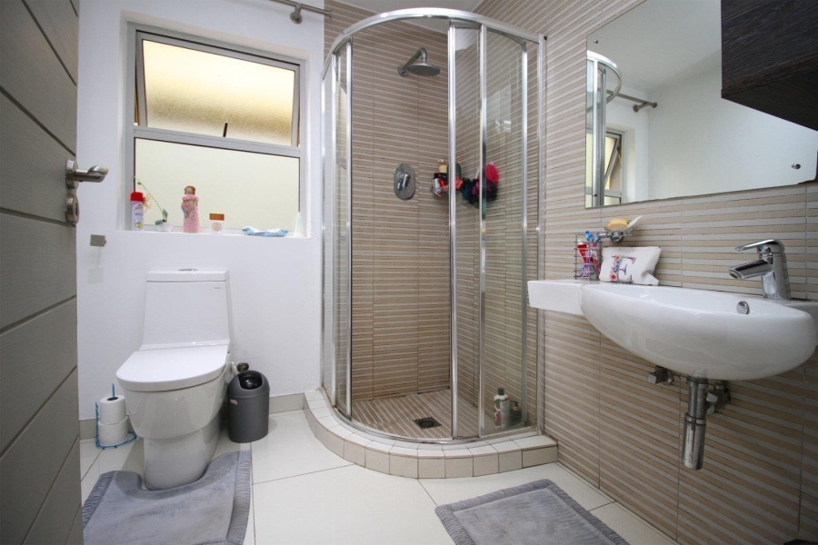 5 Bedroom Property for Sale in Featherbrooke Estate Gauteng