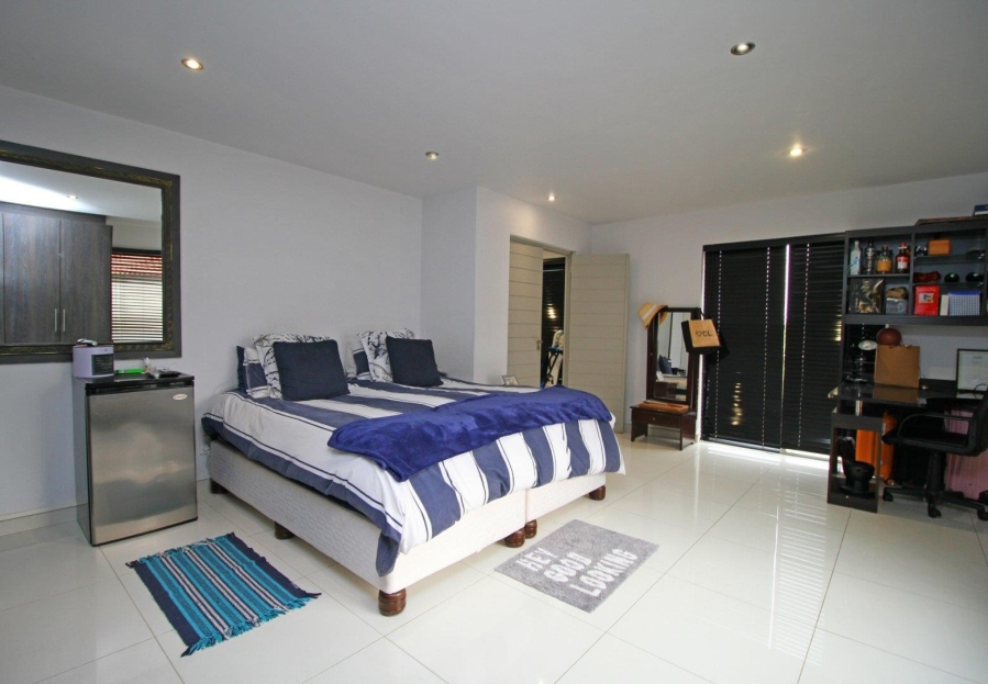 5 Bedroom Property for Sale in Featherbrooke Estate Gauteng