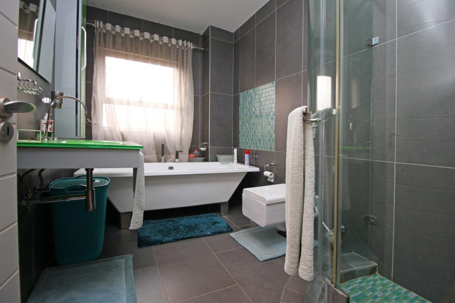 5 Bedroom Property for Sale in Featherbrooke Estate Gauteng