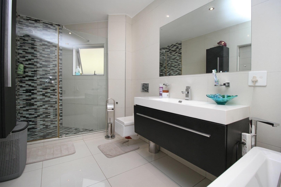 5 Bedroom Property for Sale in Featherbrooke Estate Gauteng