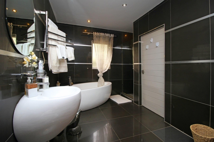 5 Bedroom Property for Sale in Featherbrooke Estate Gauteng