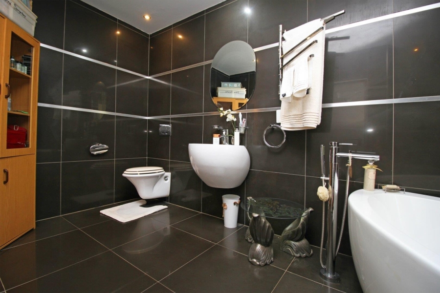 5 Bedroom Property for Sale in Featherbrooke Estate Gauteng