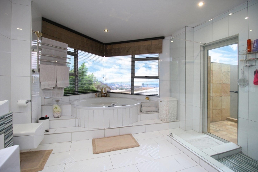 5 Bedroom Property for Sale in Featherbrooke Estate Gauteng