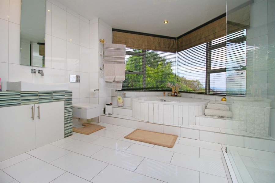 5 Bedroom Property for Sale in Featherbrooke Estate Gauteng