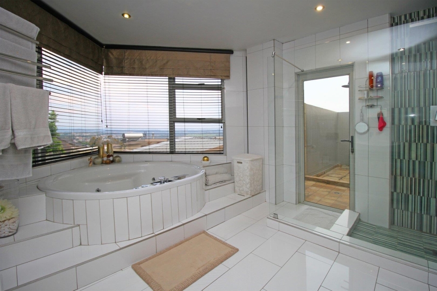 5 Bedroom Property for Sale in Featherbrooke Estate Gauteng