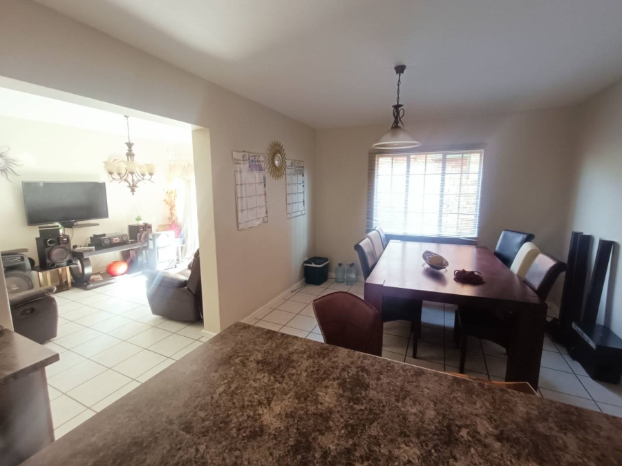 3 Bedroom Property for Sale in Die Hoewes Gauteng