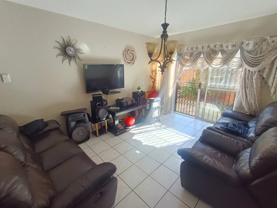 3 Bedroom Property for Sale in Die Hoewes Gauteng