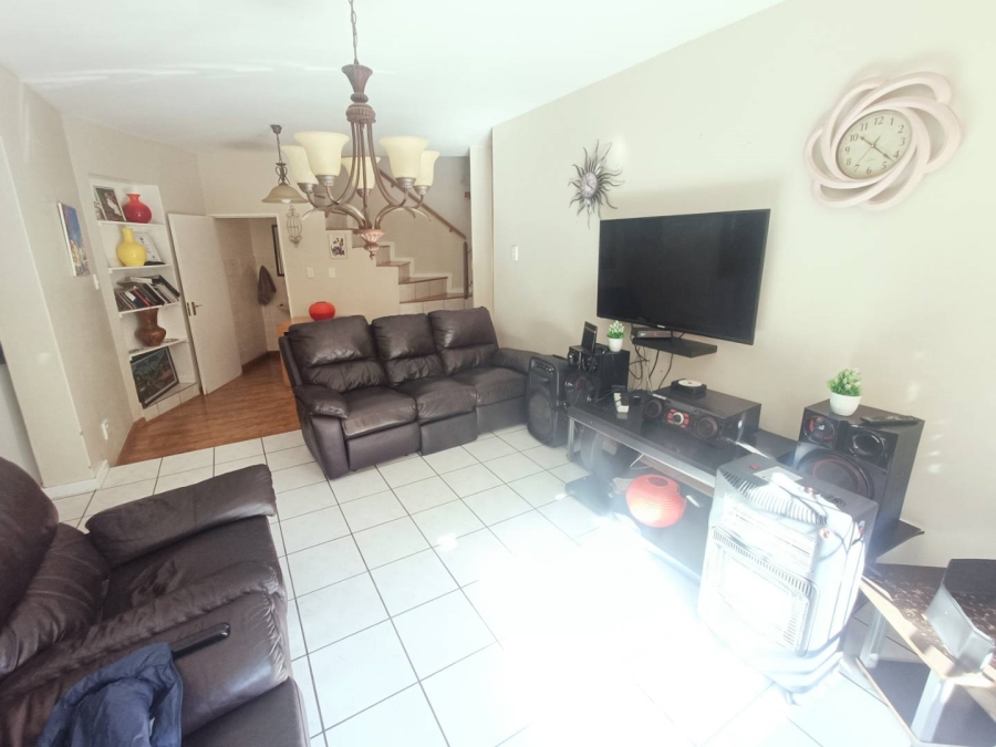 3 Bedroom Property for Sale in Die Hoewes Gauteng
