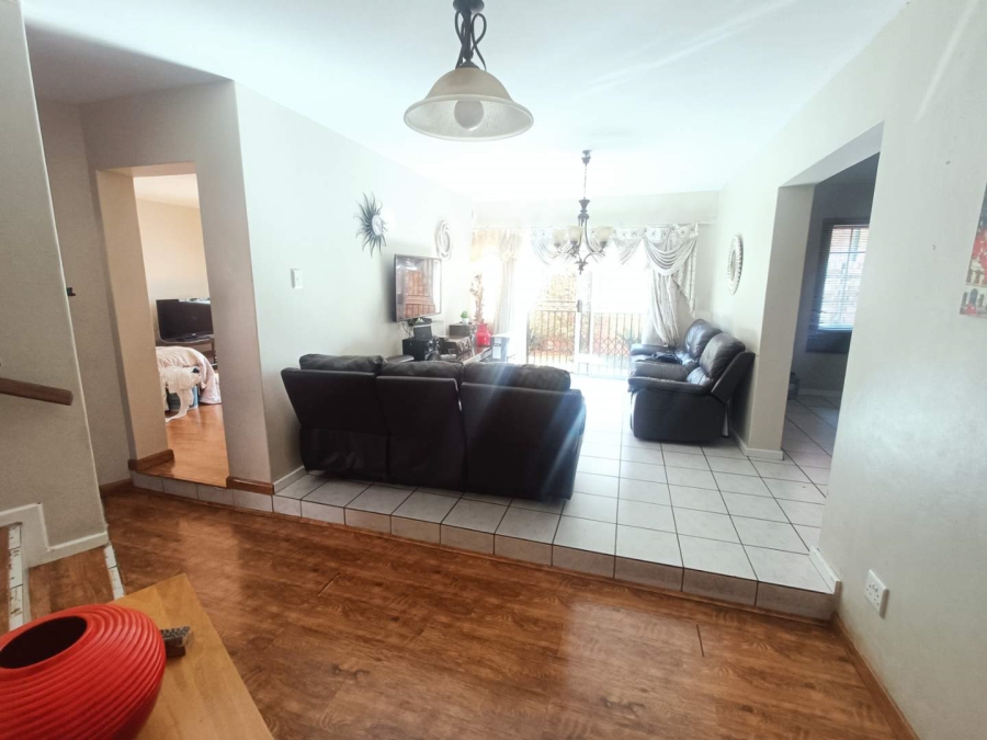 3 Bedroom Property for Sale in Die Hoewes Gauteng