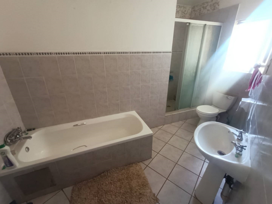 3 Bedroom Property for Sale in Die Hoewes Gauteng