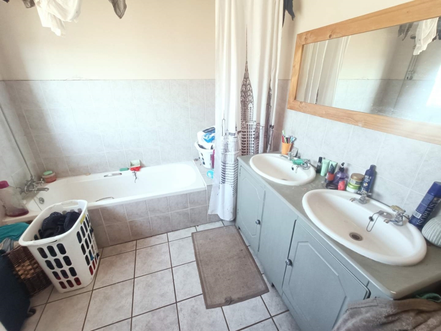 3 Bedroom Property for Sale in Die Hoewes Gauteng