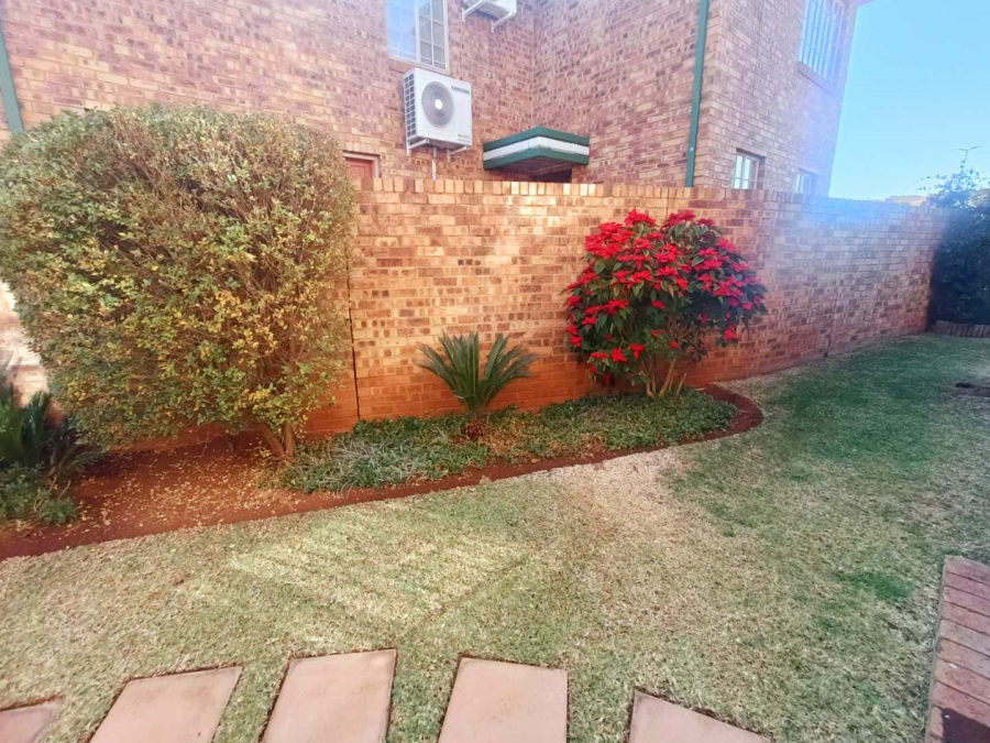 3 Bedroom Property for Sale in Die Hoewes Gauteng