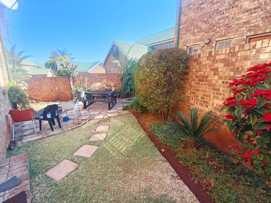 3 Bedroom Property for Sale in Die Hoewes Gauteng