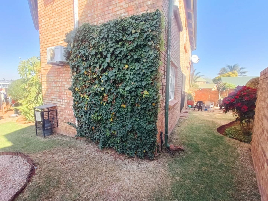 3 Bedroom Property for Sale in Die Hoewes Gauteng