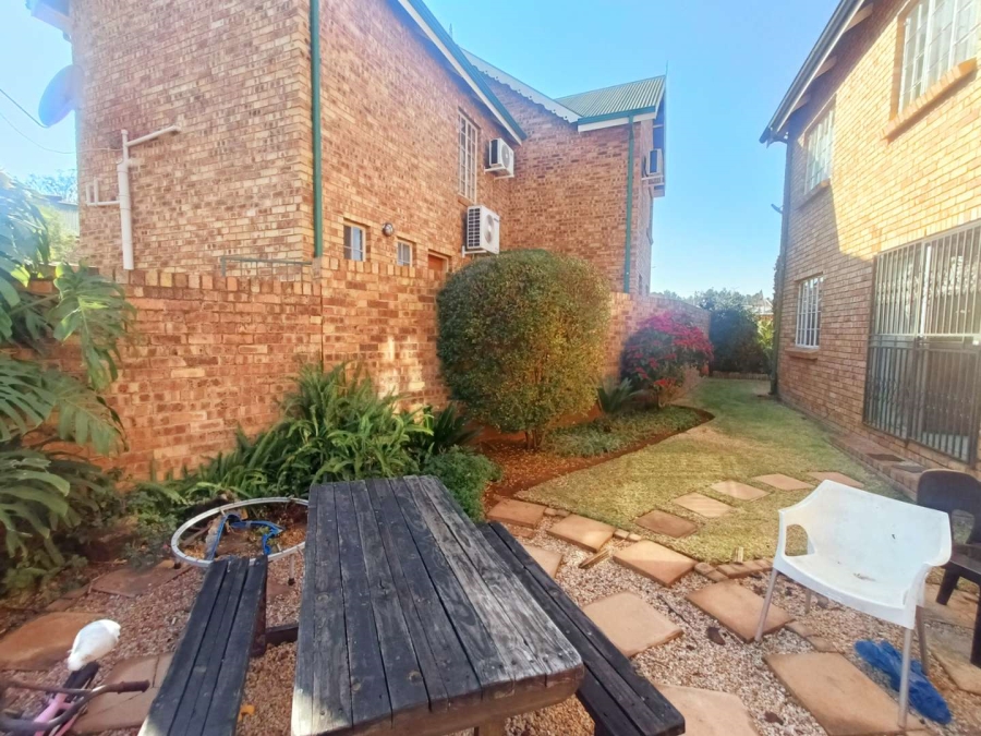3 Bedroom Property for Sale in Die Hoewes Gauteng