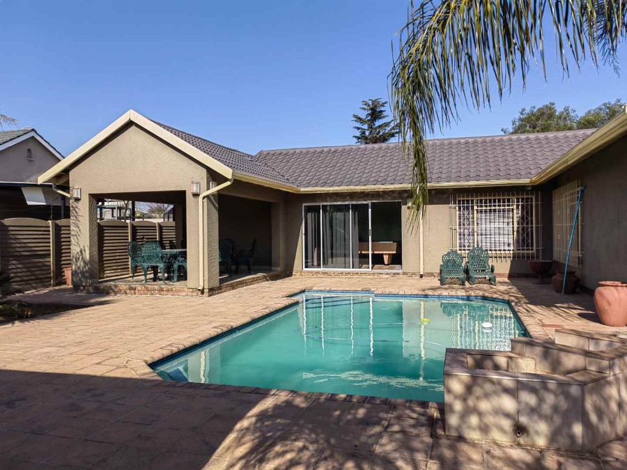 4 Bedroom Property for Sale in Verwoerdpark Gauteng
