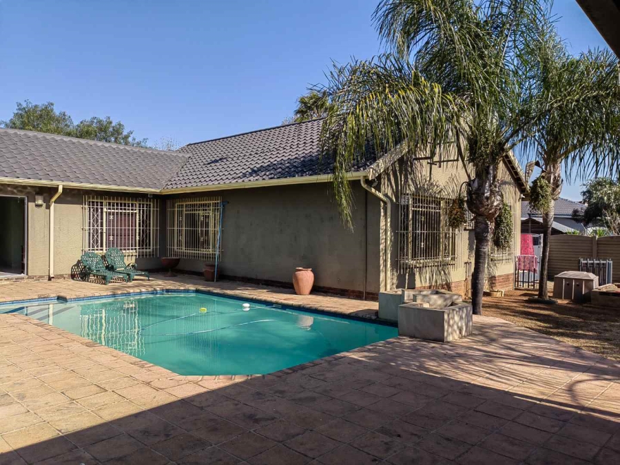 4 Bedroom Property for Sale in Verwoerdpark Gauteng