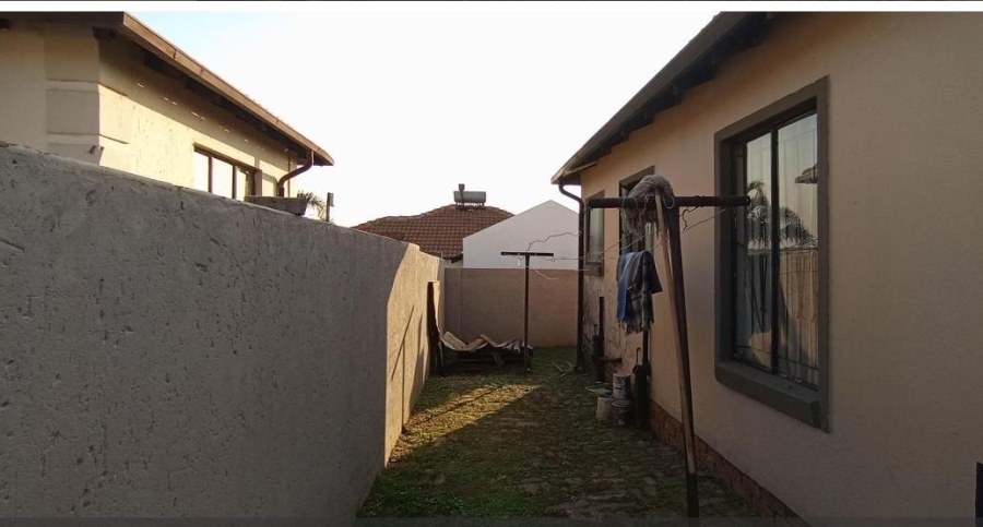 3 Bedroom Property for Sale in Clayville Gauteng
