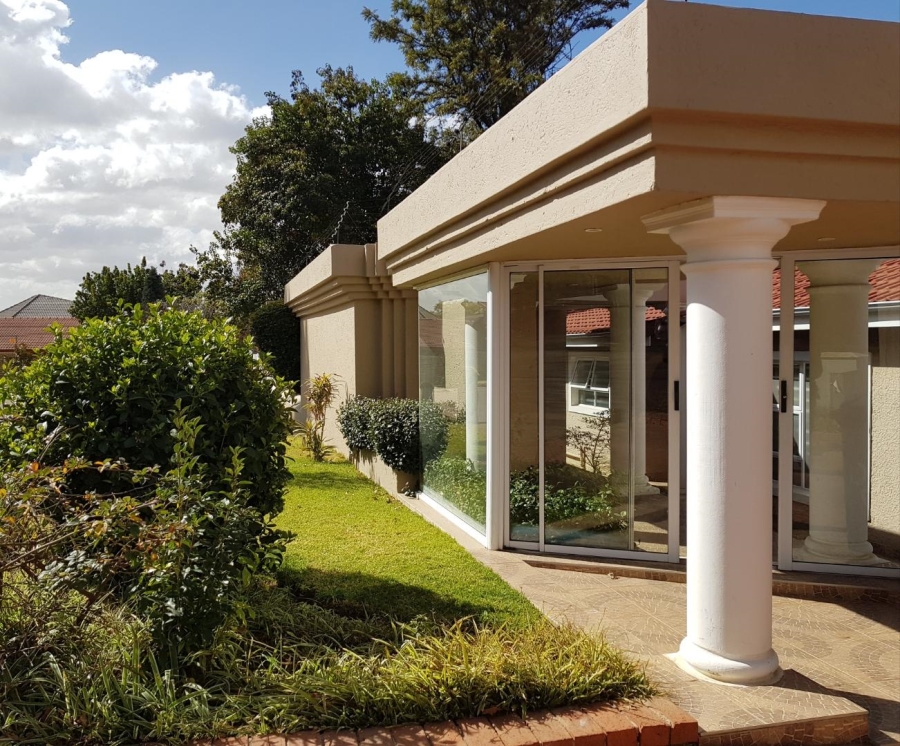 To Let 1 Bedroom Property for Rent in Hurlingham Gauteng