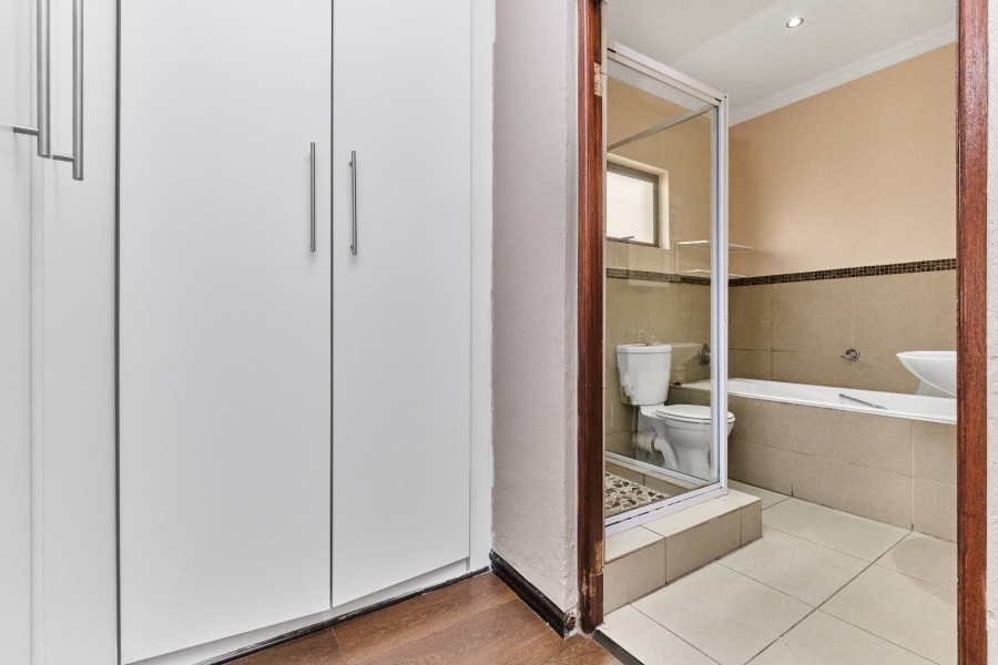 2 Bedroom Property for Sale in Little Falls Gauteng