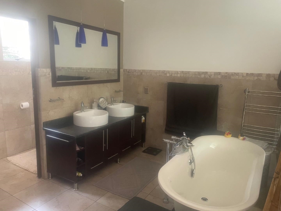 To Let 3 Bedroom Property for Rent in Sandhurst Gauteng
