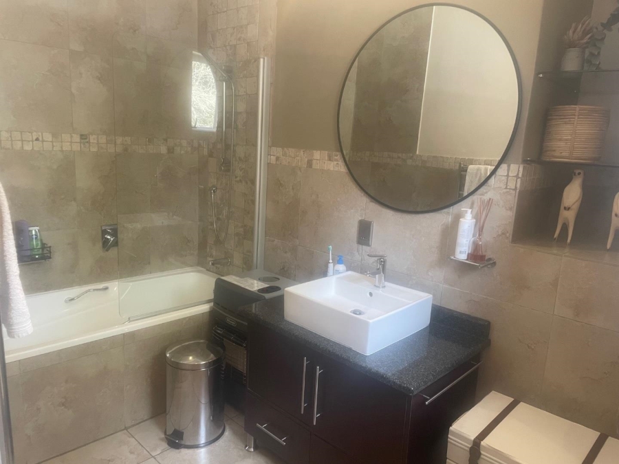 To Let 3 Bedroom Property for Rent in Sandhurst Gauteng