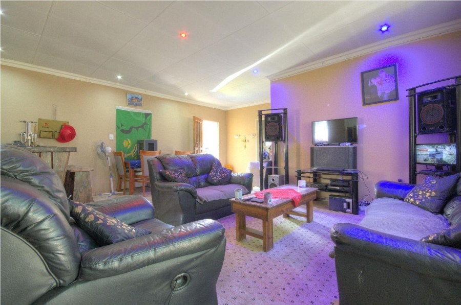 6 Bedroom Property for Sale in Brackendowns Gauteng