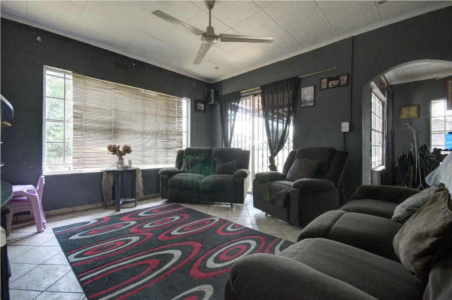 6 Bedroom Property for Sale in Brackendowns Gauteng