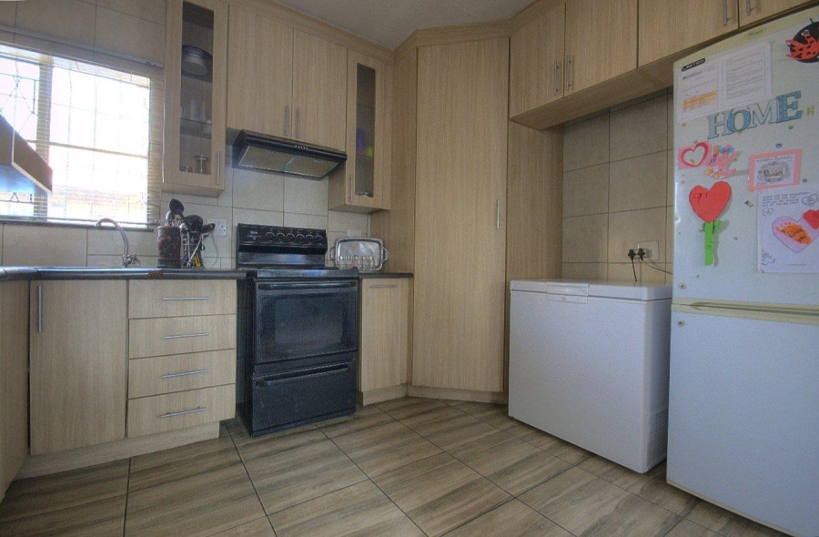 6 Bedroom Property for Sale in Brackendowns Gauteng