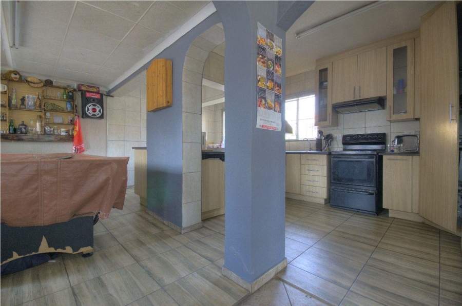 6 Bedroom Property for Sale in Brackendowns Gauteng