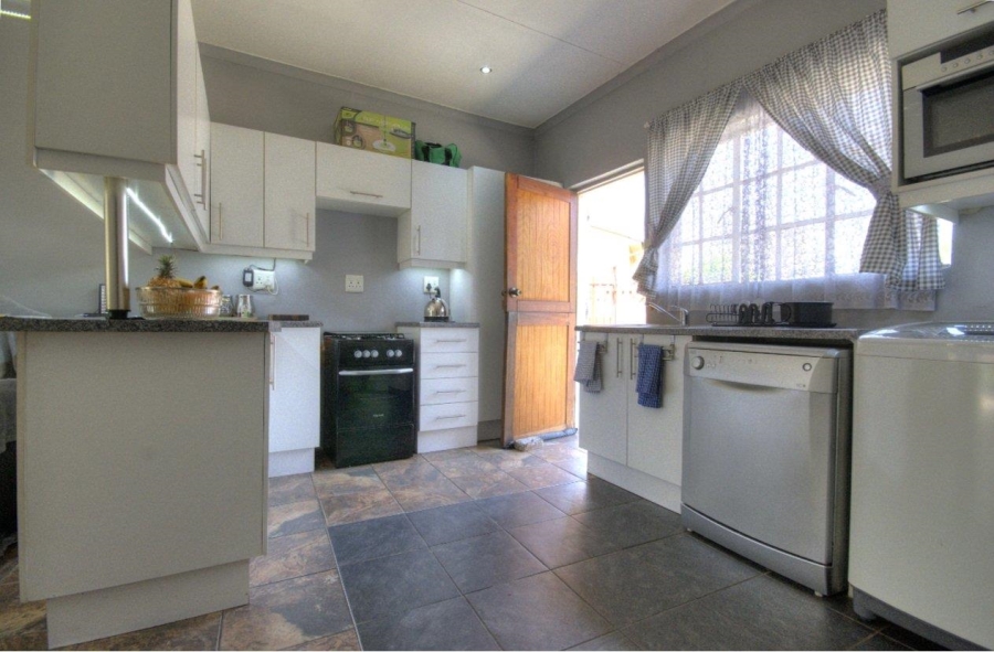 6 Bedroom Property for Sale in Brackendowns Gauteng